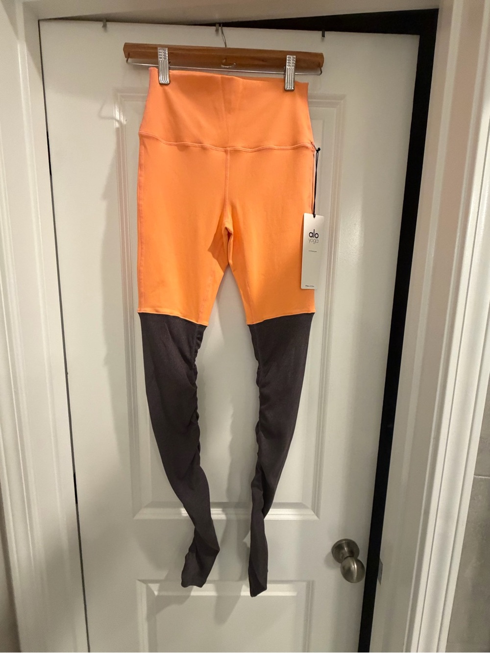 NWT ALO Goddess Yoga Two-Tone Performance Leggings in Peach and Charcoal